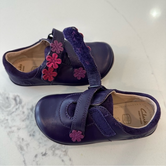 Clarks - Toddler Purple Shoe in Genuine Leather and Velcro Closure Flowers - 7W - Picture 6 of 10
